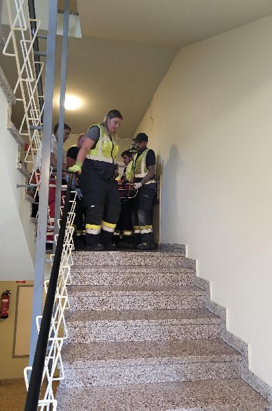Menschenrettung mittels Feuerwehr Schwerlasttrage (Bild 2)